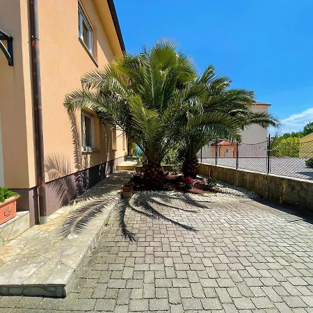 Grand Pool Ika-opatija 아파트